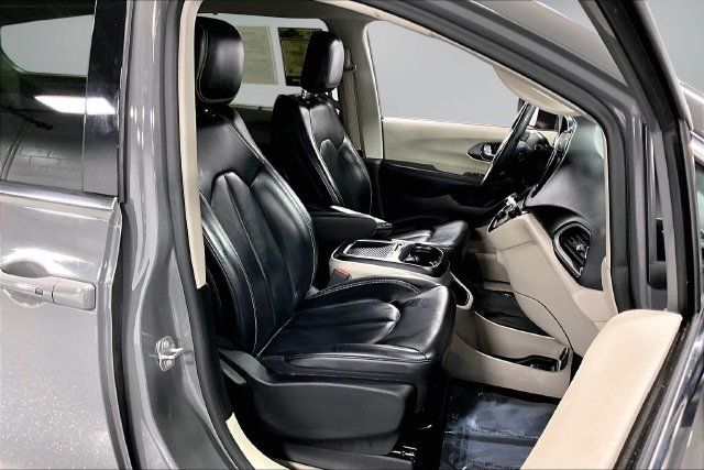 Used 2023 Chrysler Pacifica Touring-L FWD image 26