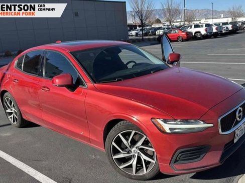 Used 2019 Volvo S60 T6 Momentum w/ Multimedia Package image 3