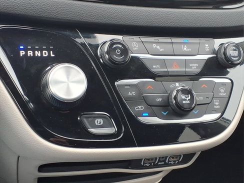 Used 2024 Chrysler Pacifica Touring-L image 20