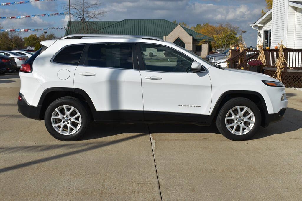 Used 2015 Jeep Cherokee Latitude w/ Comfort/Convenience Group AWD/4WD image 2