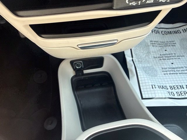 Used 2024 Chrysler Pacifica Limited FWD image 16