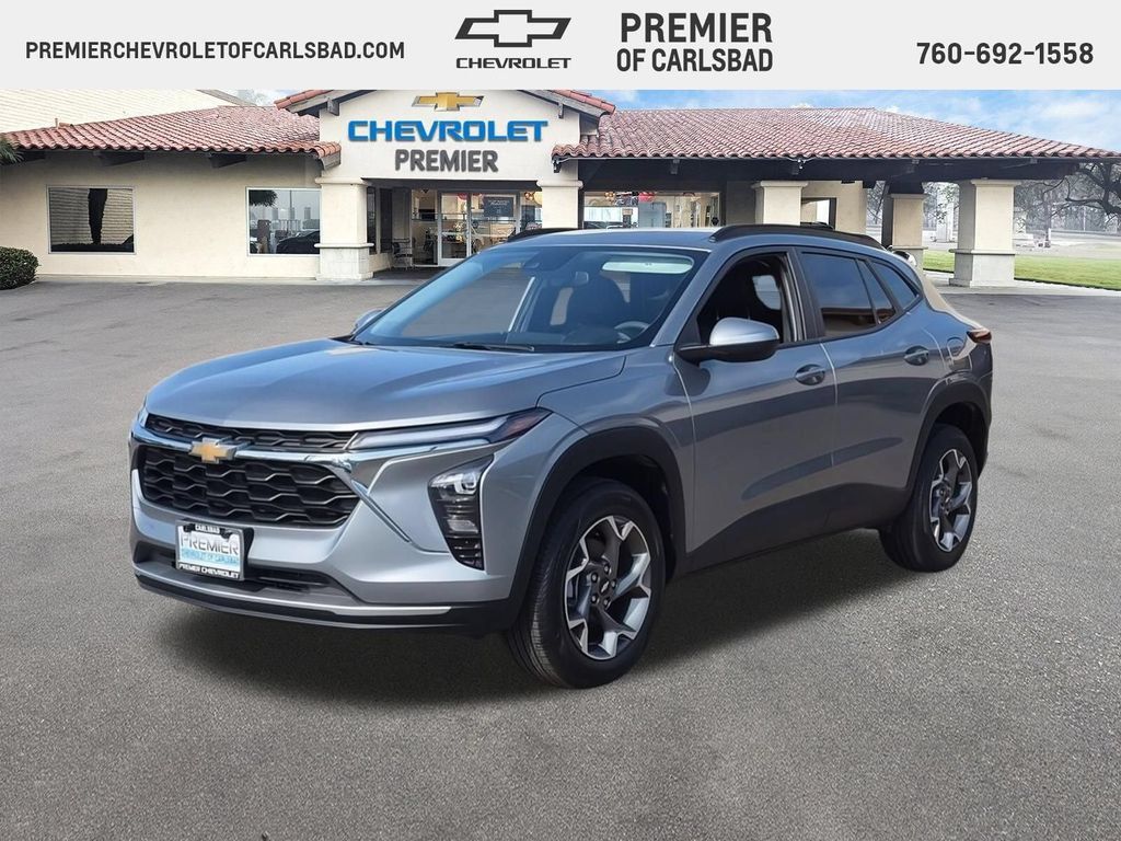 Used 2025 Chevrolet Trax LT FWD image 1