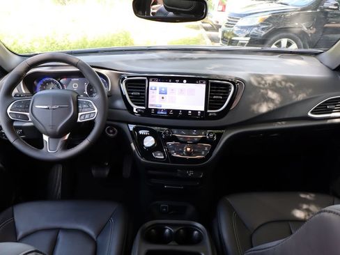 Used 2026 Chrysler Pacifica Select FWD image 45