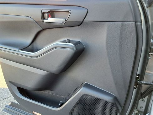 Used 2022 Toyota Highlander XLE image 27