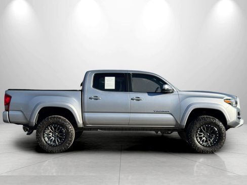 Used 2017 Toyota Tacoma TRD Sport w/ Tow Package (A/T) AWD/4WD image 8