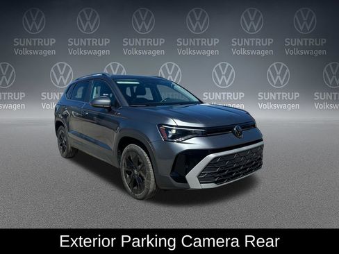 Used 2025 Volkswagen Taos SE w/ Panoramic Sunroof Package FWD image 10