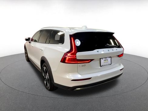 Used 2025 Volvo V60 B5 Cross Country Plus image 11