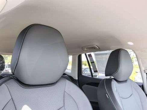 Used 2025 Volkswagen Tiguan SE image 35