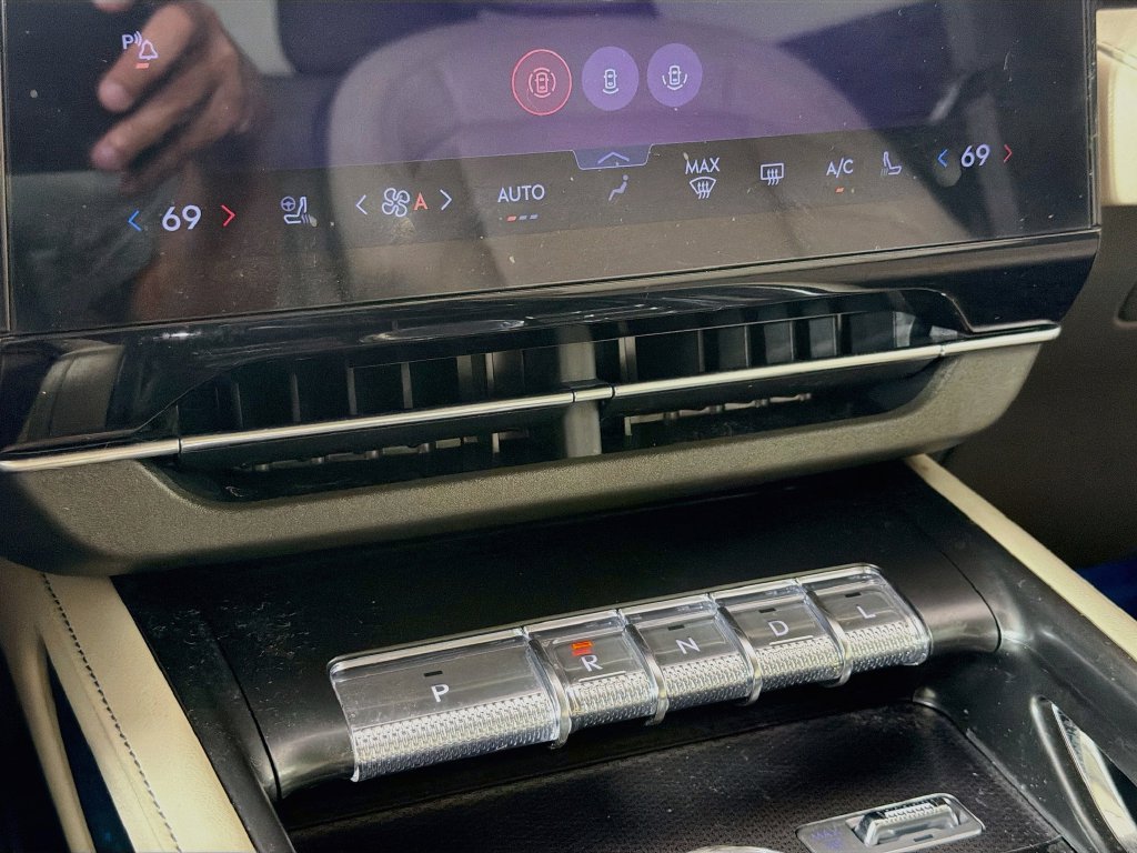 Used 2025 Lincoln Nautilus Premier AWD/4WD image 16
