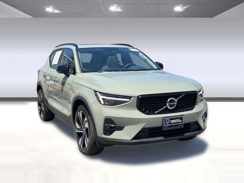 Certified 2023 Volvo XC40 B5 Ultimate w/ Protection Package Premier AWD/4WD image 7