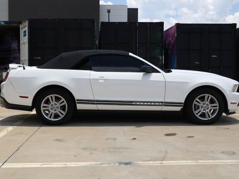 Used 2010 Ford Mustang Convertible RWD image 13