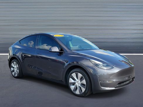 Used 2024 Tesla Model Y Long Range AWD/4WD image 2