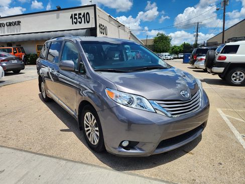 Used 2017 Toyota Sienna XLE w/ XLE Navigation Package FWD image 4