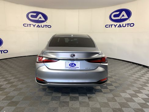 Used 2022 Lexus ES 300h Ultra Luxury w/ Accessory Package FWD image 4
