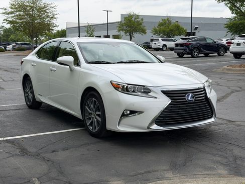 Used 2016 Lexus ES 300h w/ Luxury Package w/Wood Trim FWD image 7