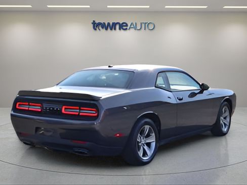 Used 2019 Dodge Challenger SXT RWD image 4