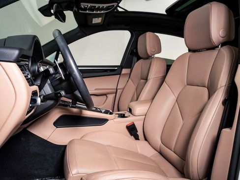 Certified 2025 Porsche Macan image 5