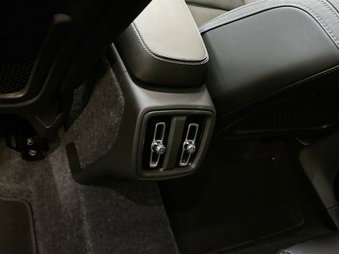 Used 2025 Volvo XC40 B5 Plus image 29