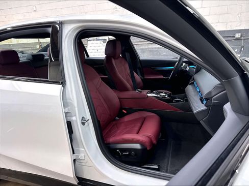 Used 2026 BMW i5 eDrive40 w/ M Sport Package RWD image 10