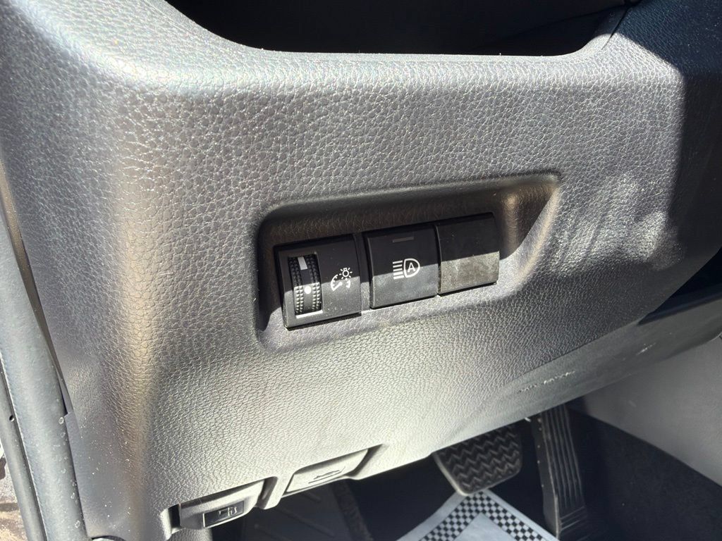 Used 2025 Toyota RAV4 LE AWD/4WD image 11