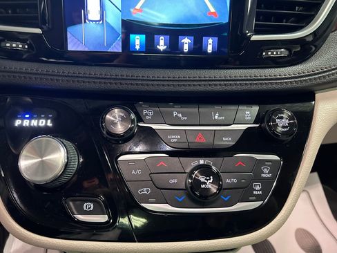 Used 2017 Chrysler Pacifica Limited FWD image 17