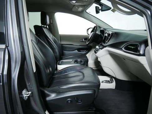 Used 2020 Chrysler Pacifica Touring-L Plus FWD image 11