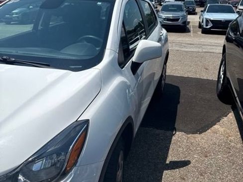 Used 2018 Chevrolet Trax LS FWD image 2