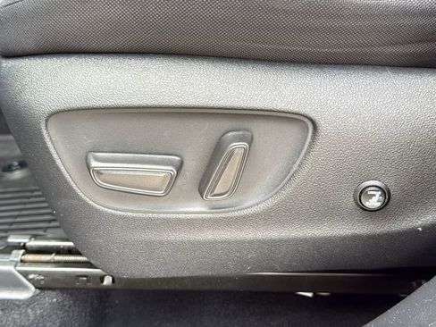 Used 2021 Toyota Highlander LE AWD/4WD image 11