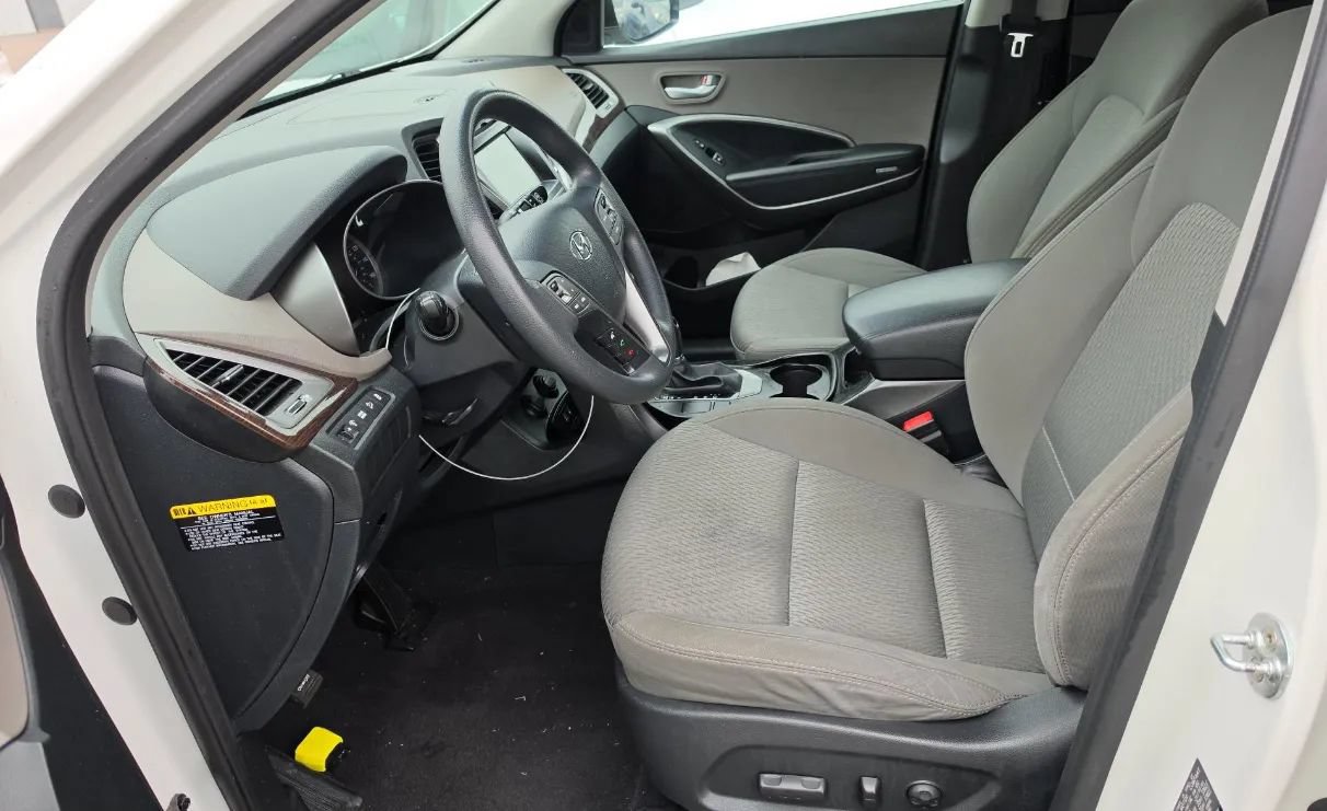 Used 2017 Hyundai Santa Fe SE FWD image 5
