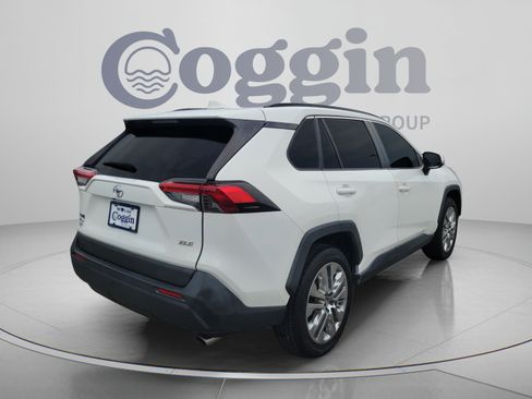 Used 2019 Toyota RAV4 XLE Premium FWD image 3
