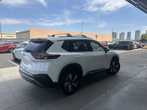 Used 2023 Nissan Rogue SL image 3