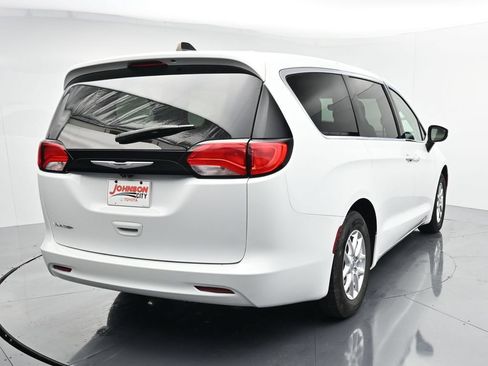 Used 2023 Chrysler Voyager LX FWD image 6