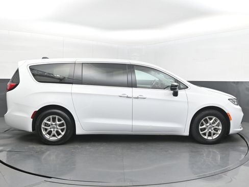 Used 2024 Chrysler Pacifica Touring-L FWD image 8