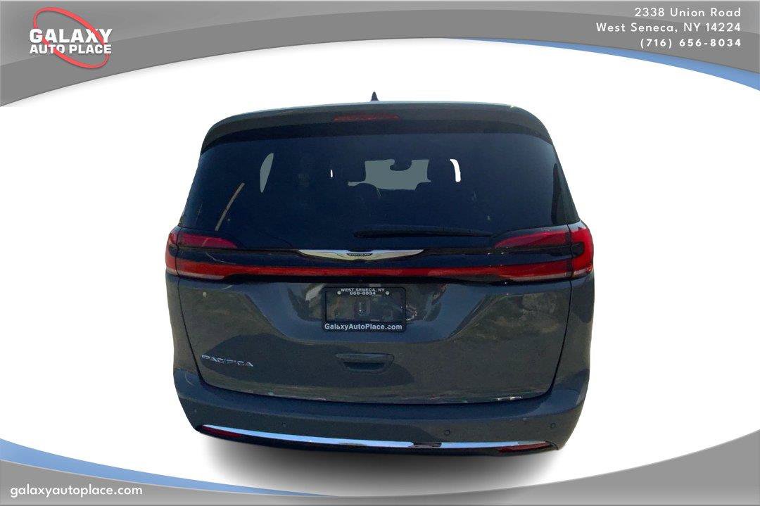 Used 2025 Chrysler Pacifica Select FWD image 6