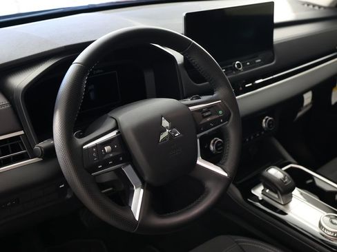 Used 2025 Mitsubishi Outlander SE image 20