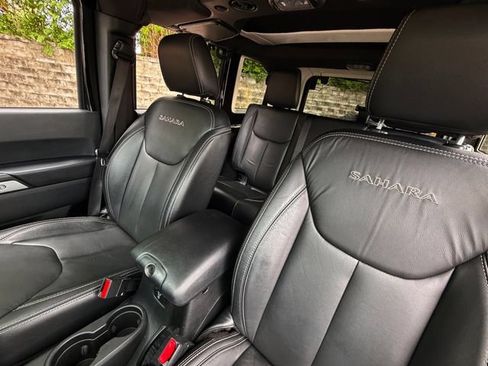 Used 2018 Jeep Wrangler Unlimited Sahara w/ Connectivity Group AWD/4WD image 23