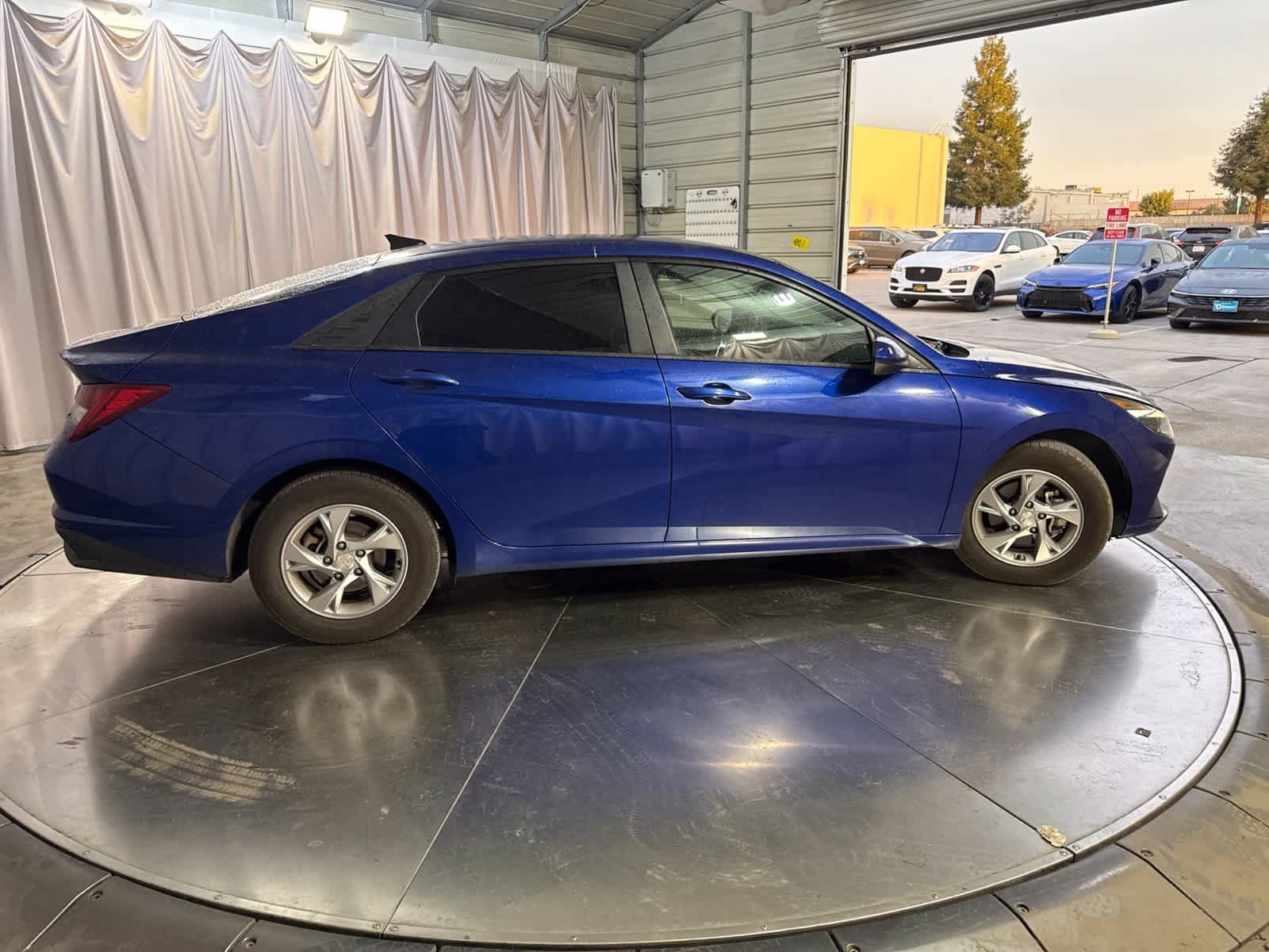 Used 2021 Hyundai Elantra SE FWD image 4