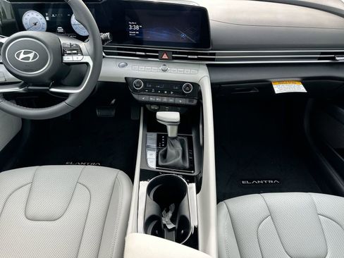 New 2025 Hyundai Elantra Limited image 12