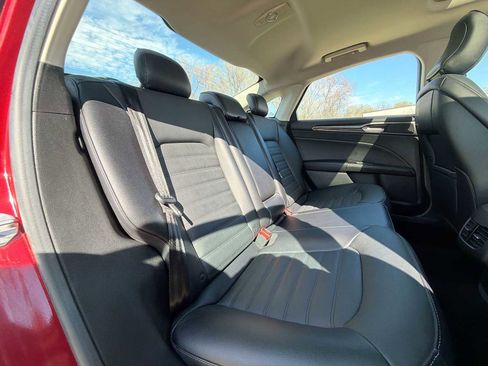 Used 2017 Ford Fusion SE w/ Fusion SE Technology Package image 18