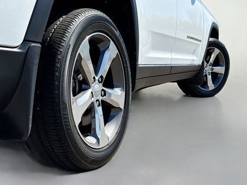 Used 2022 Jeep Grand Cherokee L Limited AWD/4WD image 16
