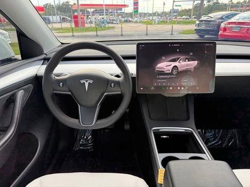 Used 2023 Tesla Model Y Long Range image 18