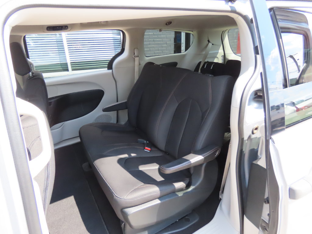 Used 2018 Chrysler Pacifica L FWD image 23