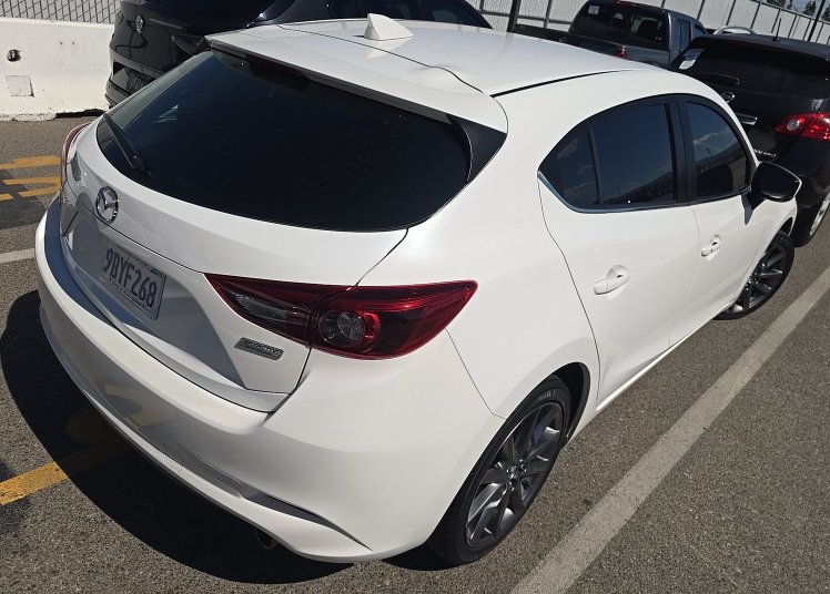 Used 2018 MAZDA MAZDA3 Grand Touring w/ Premium Equipment Package FWD image 2
