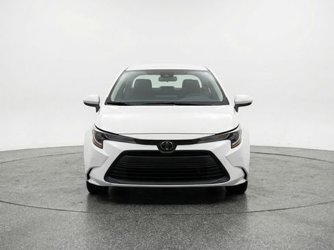 Used 2025 Toyota Corolla LE image 2