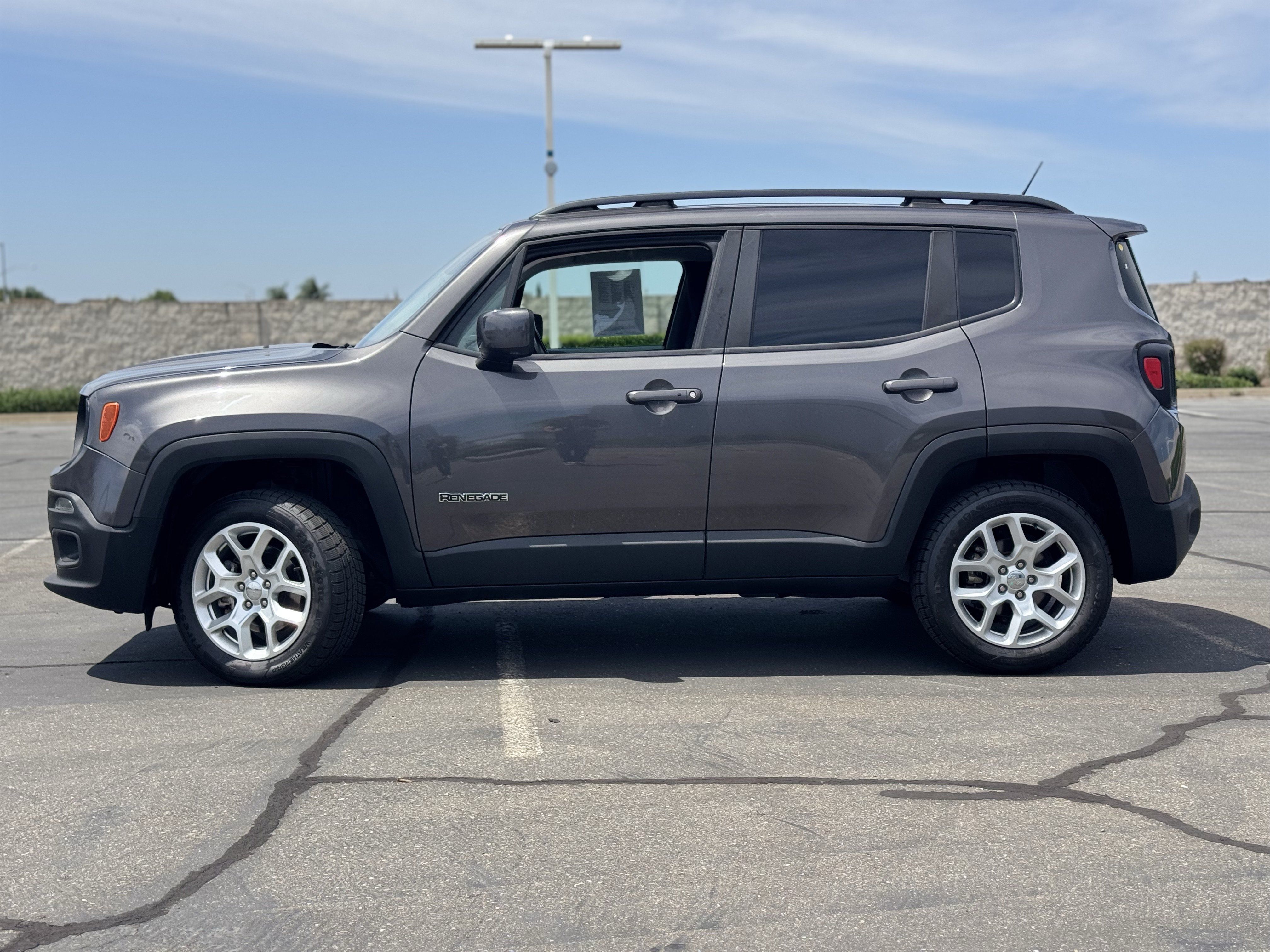 Used 2017 Jeep Renegade Latitude AWD/4WD image 4