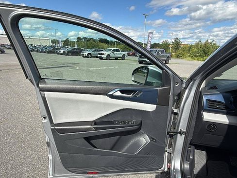 Used 2023 Volkswagen Taos SE w/ Panoramic Sunroof Package AWD/4WD image 23