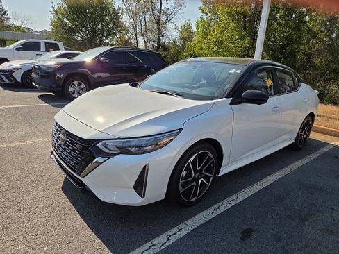 Used 2025 Nissan Sentra SR w/ SR Premium Package image 3