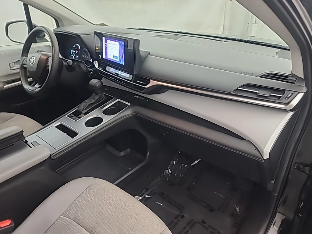 Used 2025 Toyota Sienna LE FWD image 15