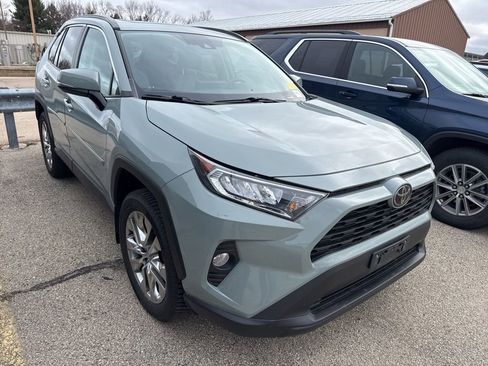 Used 2020 Toyota RAV4 XLE Premium image 3