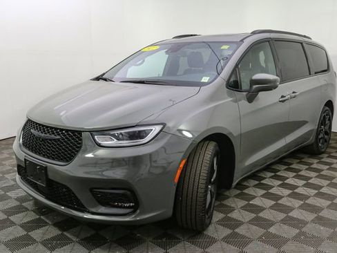 Used 2022 Chrysler Pacifica Touring-L w/ Uconnect Theater Family Group AWD/4WD image 5